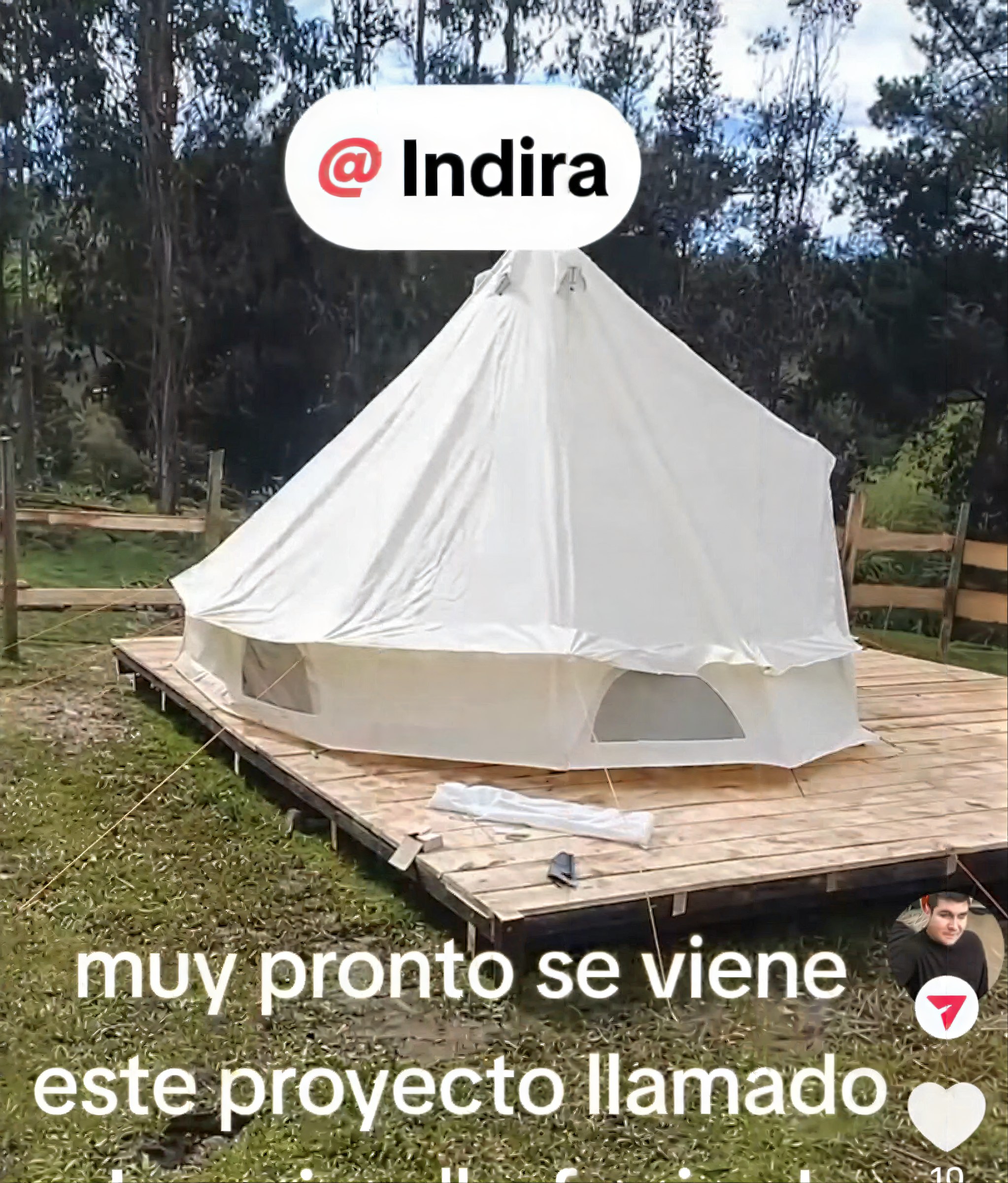 Carpa bell del Refugio de los Sueños, junto al río y el cerro