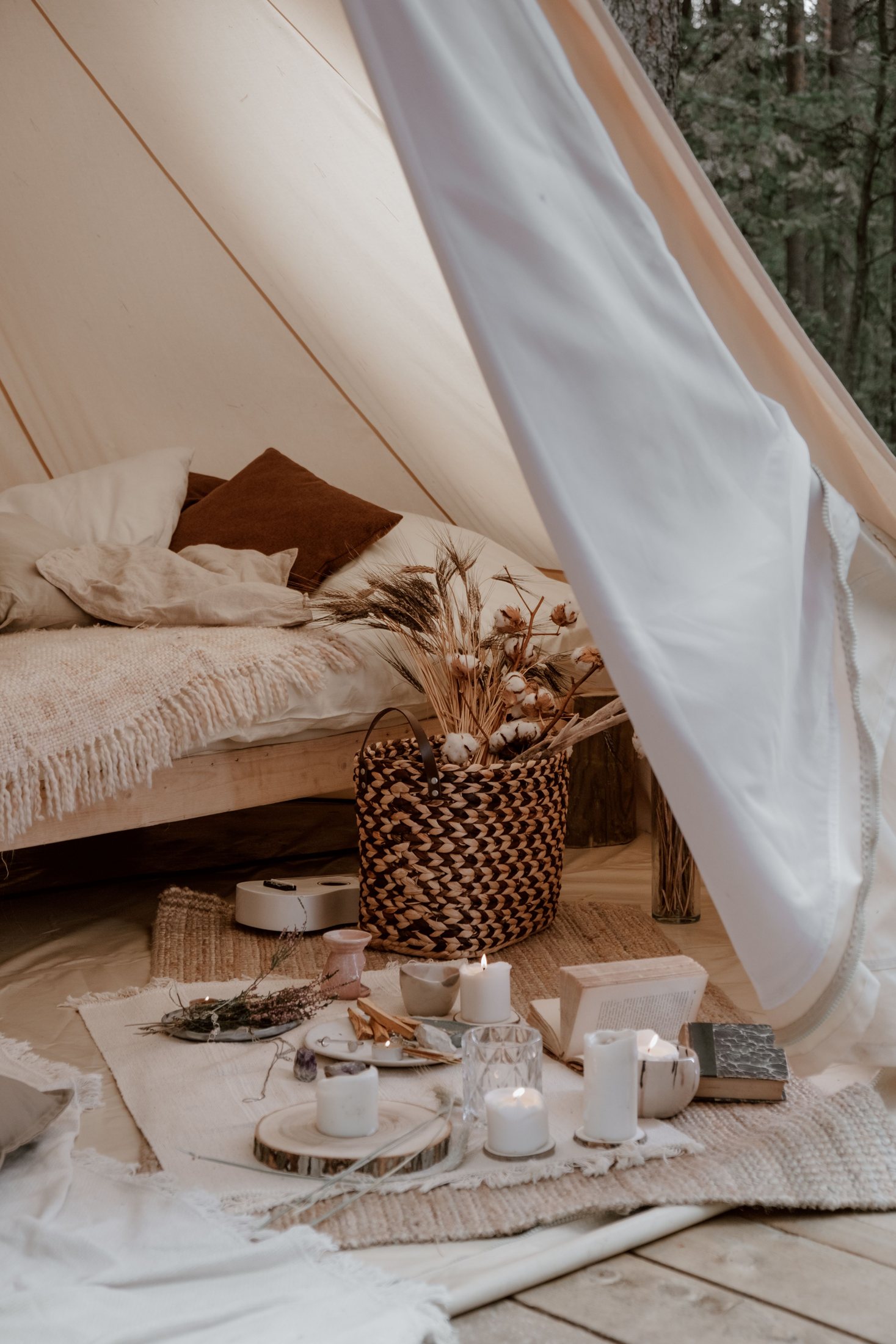 Interior acogedor de la carpa